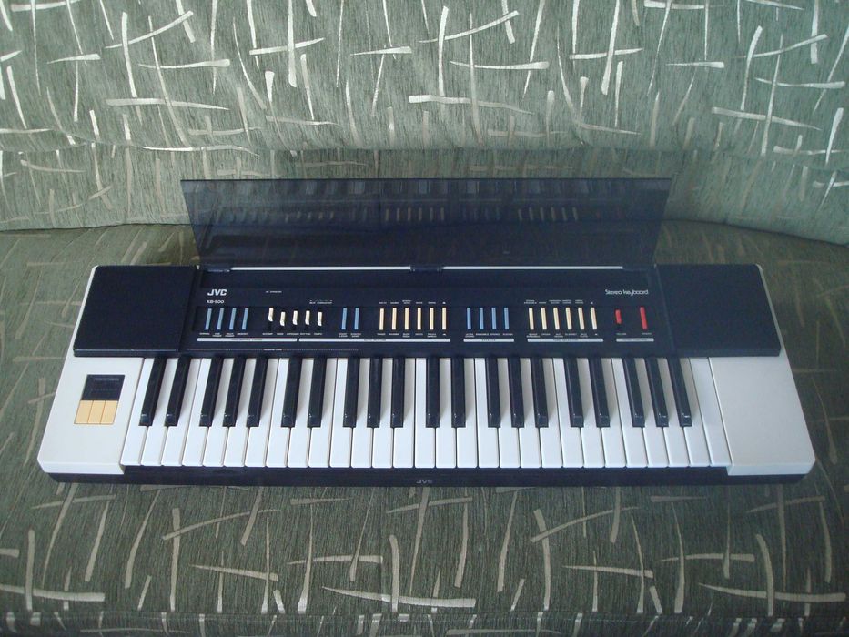 Продам синтезатор Roland U-20