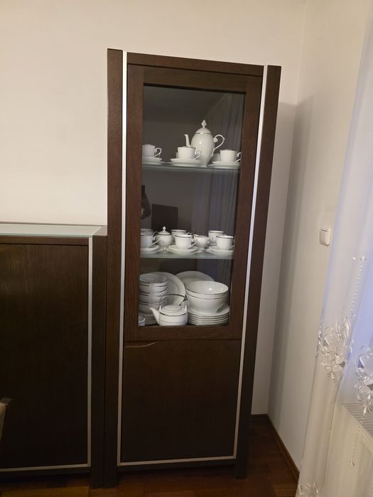 Zestaw drewnianych mebli