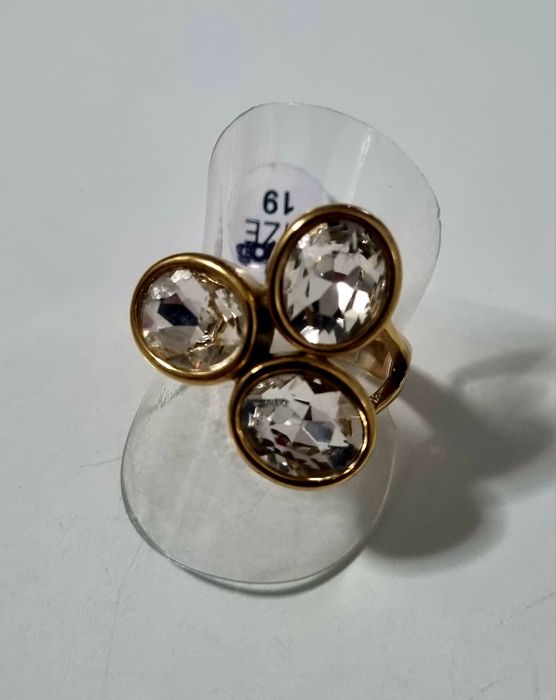 Anel dourado, em aço, com 3 pontos de luz ovais. T19