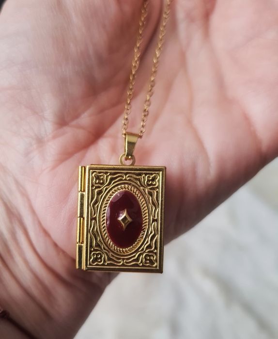 Sekretnik książka, locket, na zdjęcie