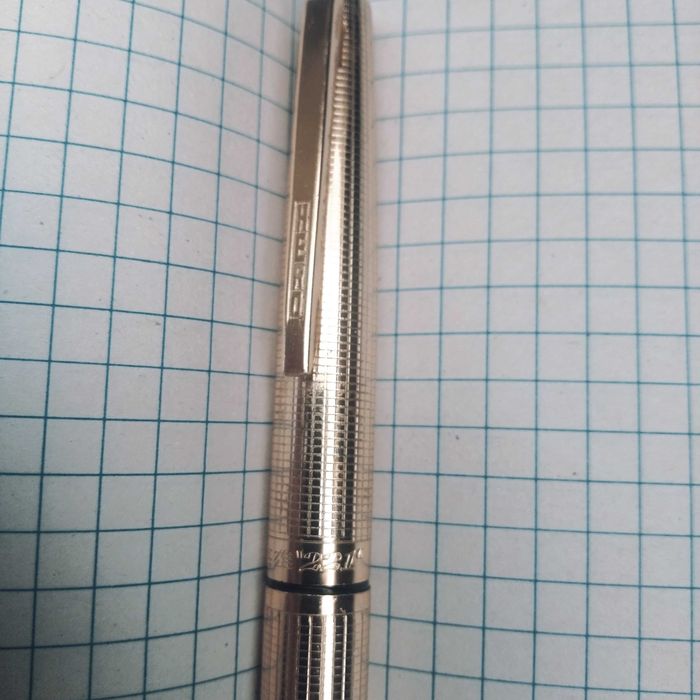 Ручка з золотим пером