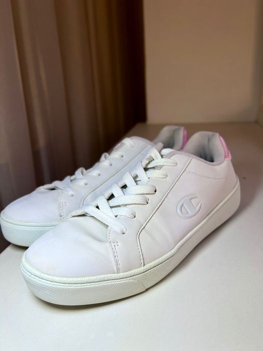 Білі кросівки від Champion – комфортні та стильні.