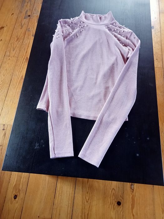 Camisola de malha canelada com pérolas da Bershka