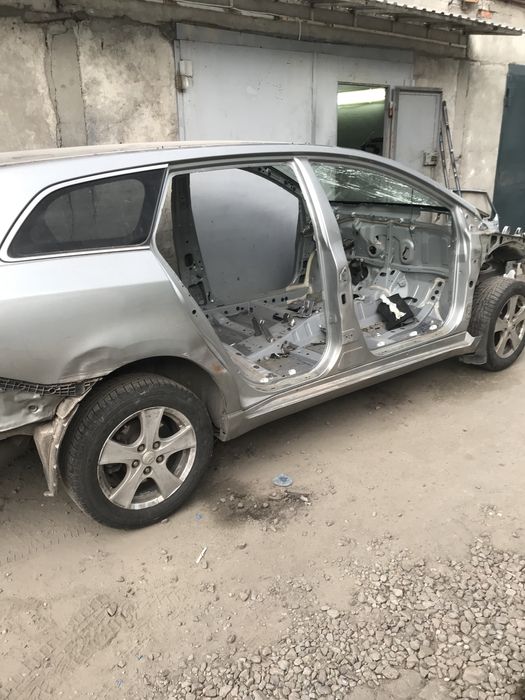 TOYOTA AVENSIS 2011 рік 2.0 дизель