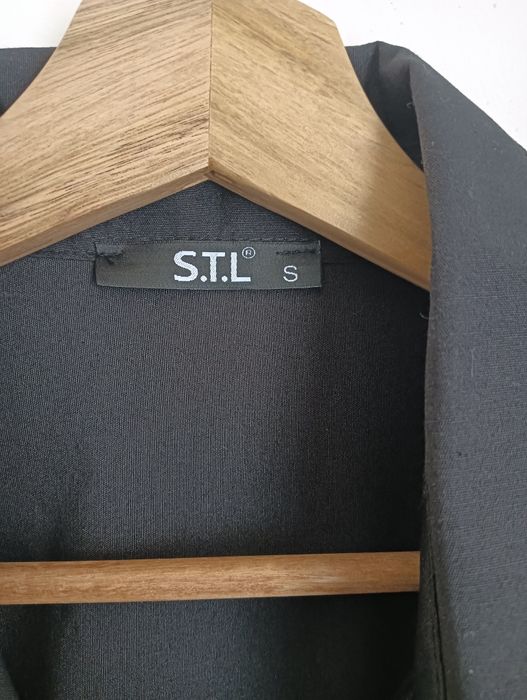 Camisa preta com pedraria