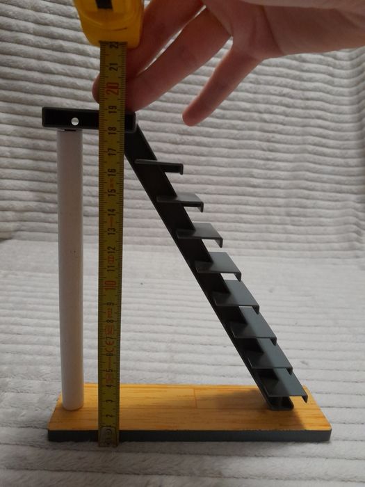 Drewniany domek dla lalek