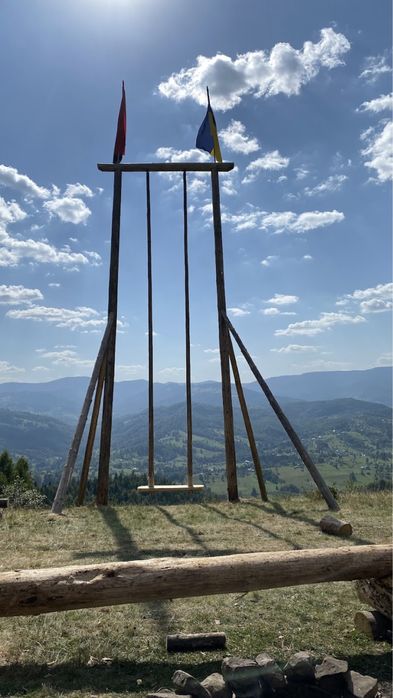 Продаж земельної ділянки з будинком в горах..