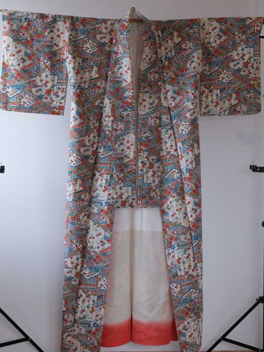 Białożółte japońskie kimono komon w kwiaty
