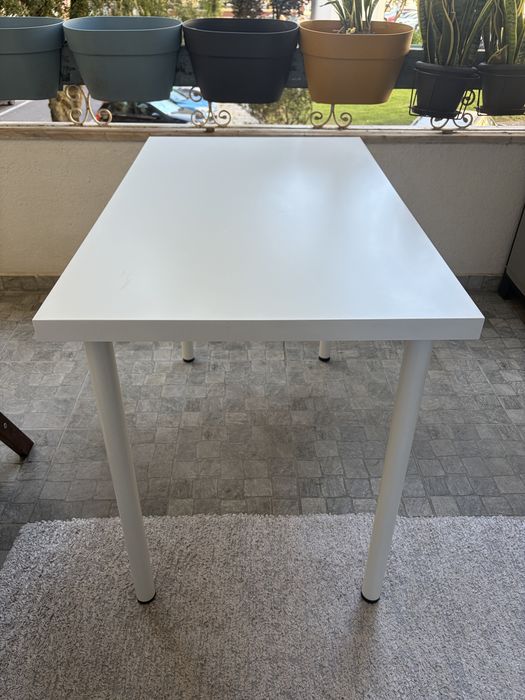 Mesa com pés ajustáveis