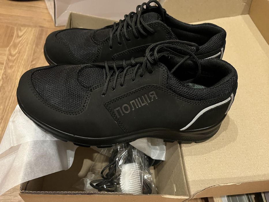 Кросівки поліція 39