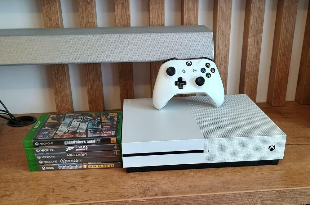 Xbox One S 1Tb + pad + 5 gier