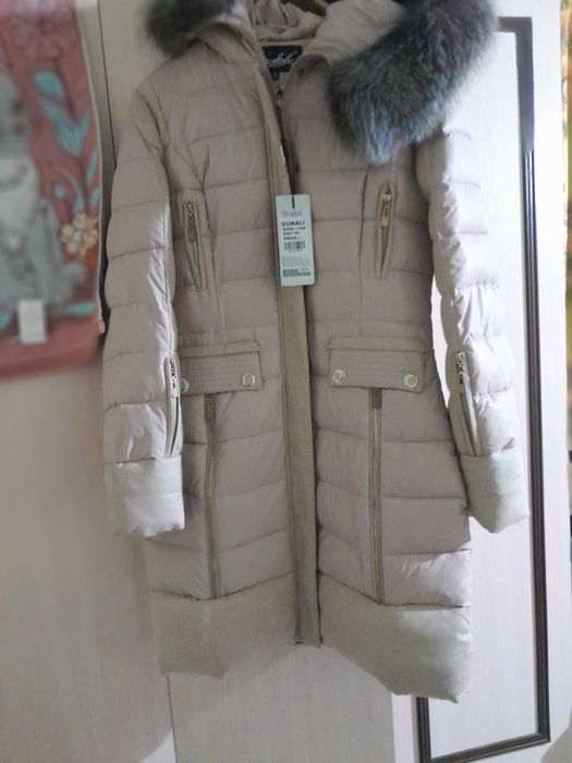 Зимова тепла бежева куртка