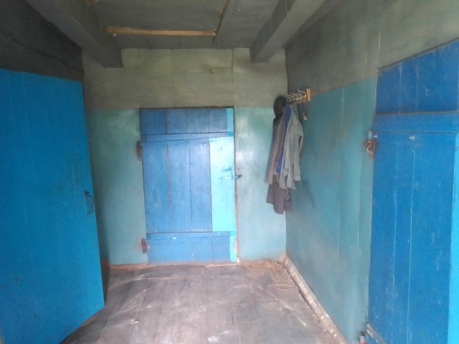 Великий дерев'яний будинок у селі Бузаки