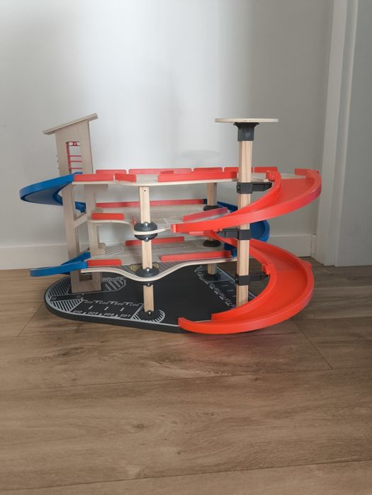 Duży drewniany garaż playtive