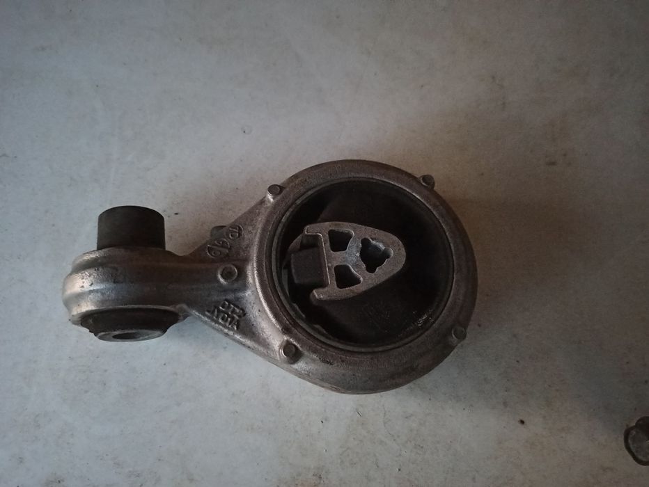 Подушка кріплення двигуна Nissan Rogue