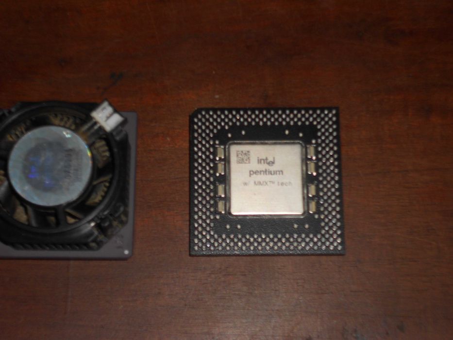 Various vintage Intel CPU processors in good condition434644756590776326