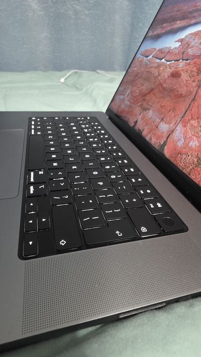 Macbook Pro 16" M1 MAX (32GPU) 64GB RAM, 4TB SSD