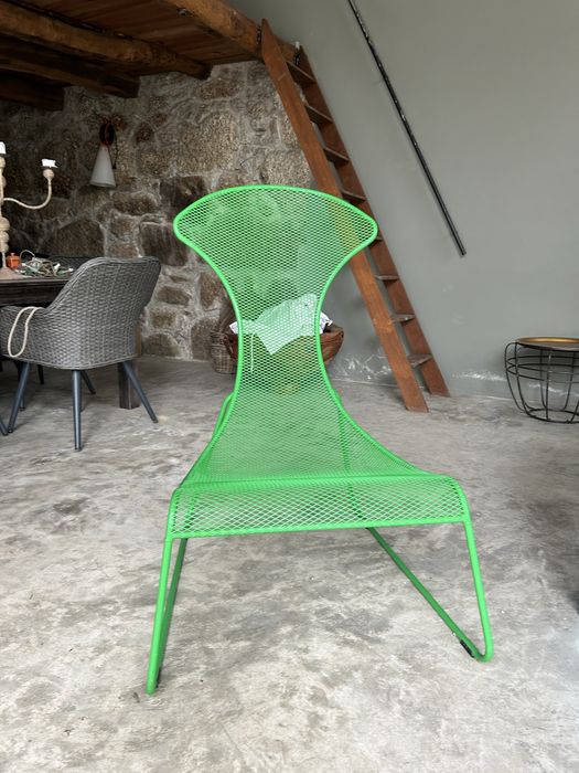 Cadeira verde de metal como nova