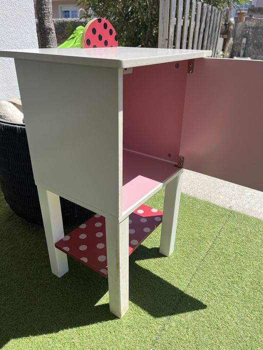 Duas mesas de cabeceira para crianca brancas