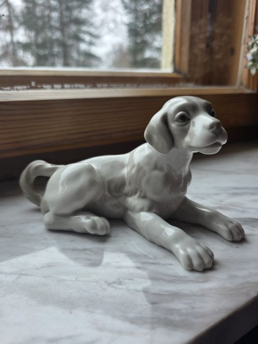 NAO porcelanowa figurka leżącego pieska