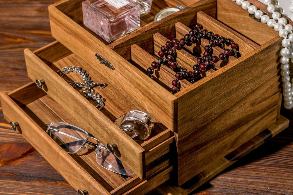 Дерев'яна жіноча скринька комод шкатулка для прикрас з дзеркалом