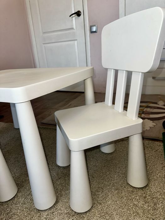 Дитячий стіл IKEA MAMMUT + 2 стільці IKEA MAMMUT.