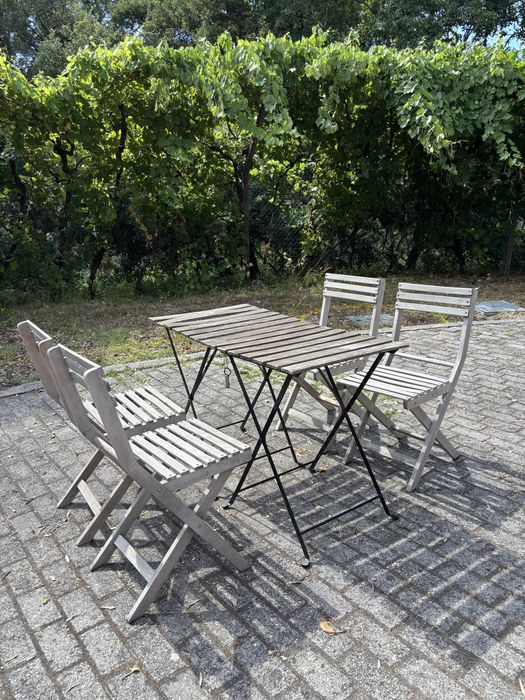 Conjunto de Móveis de Jardim em Madeira – Mesa + 4 Cadeiras + 2 Mesas Dobrável