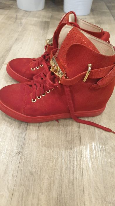 Sneakersy na koturnie