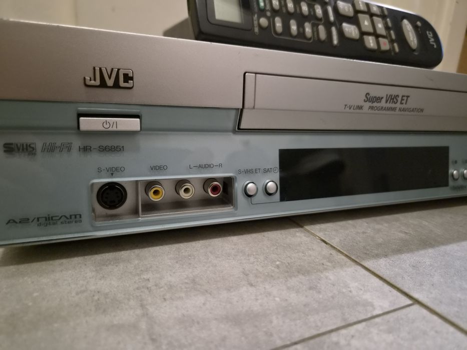 S-VHS et JVC HR-S6851