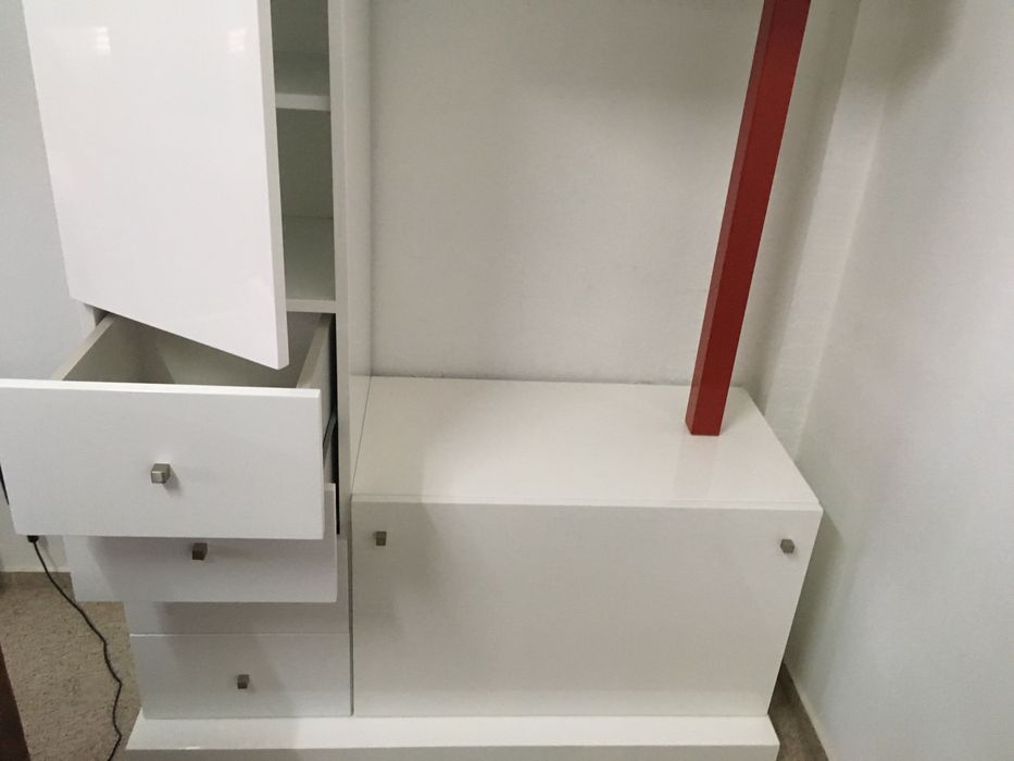 Móvel multifuncional em acabamento branco brilhante