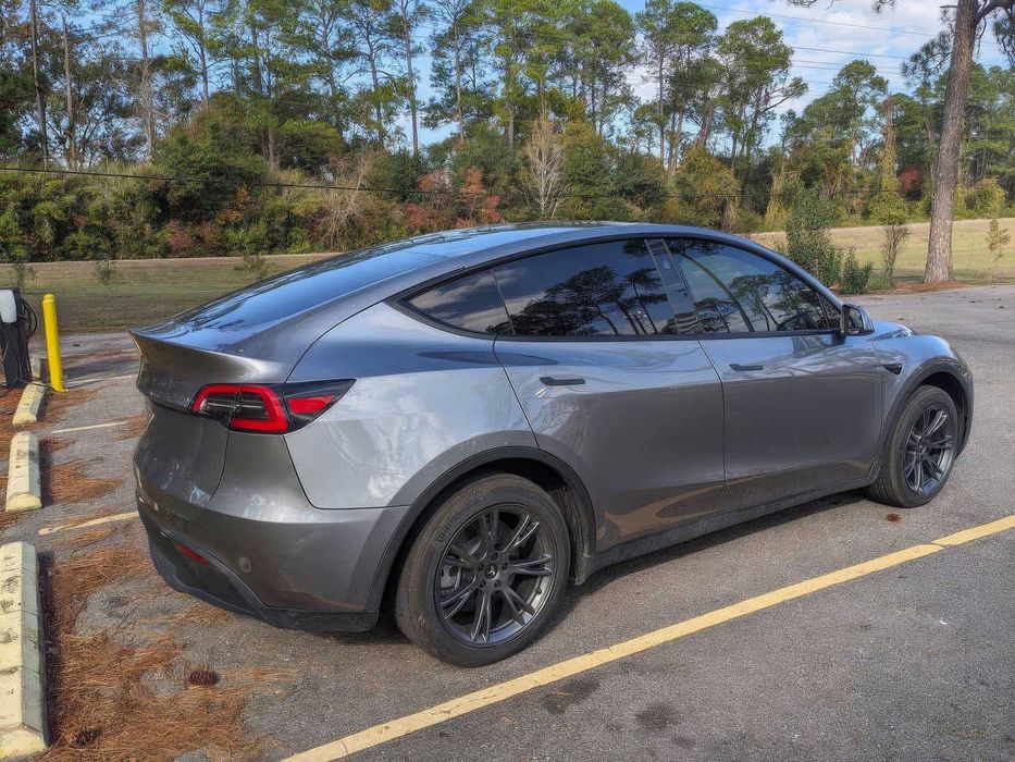 Tesla Model Y      2025