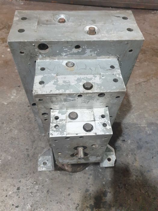 Редуктор. 3-х ступенчатый цилиндрический с передаточным 1 к 100