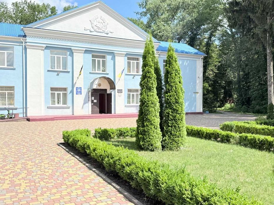 Продається окремо стоячі будівлі у самому центрі села Черепашинці