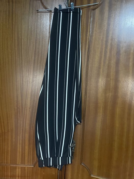 Calças classica pretas com riscas brancas