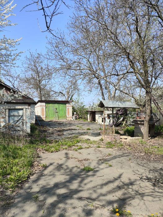 Будинок зі зручностями, сарай, гараж