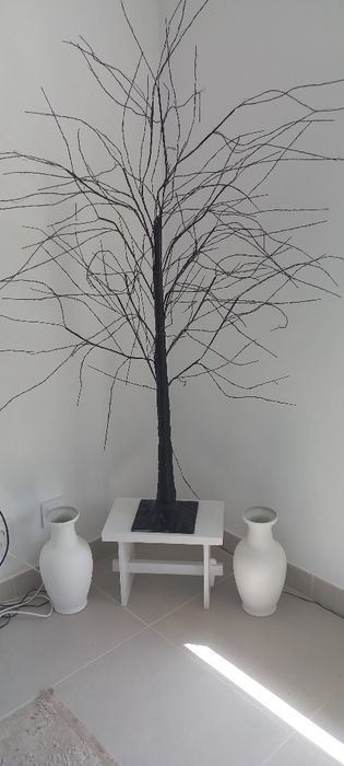 Árvore preta luminosa.