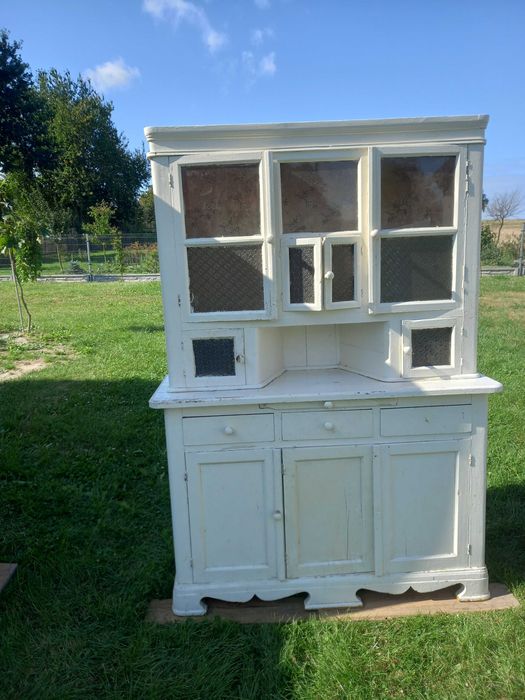 Stare meble i beczka