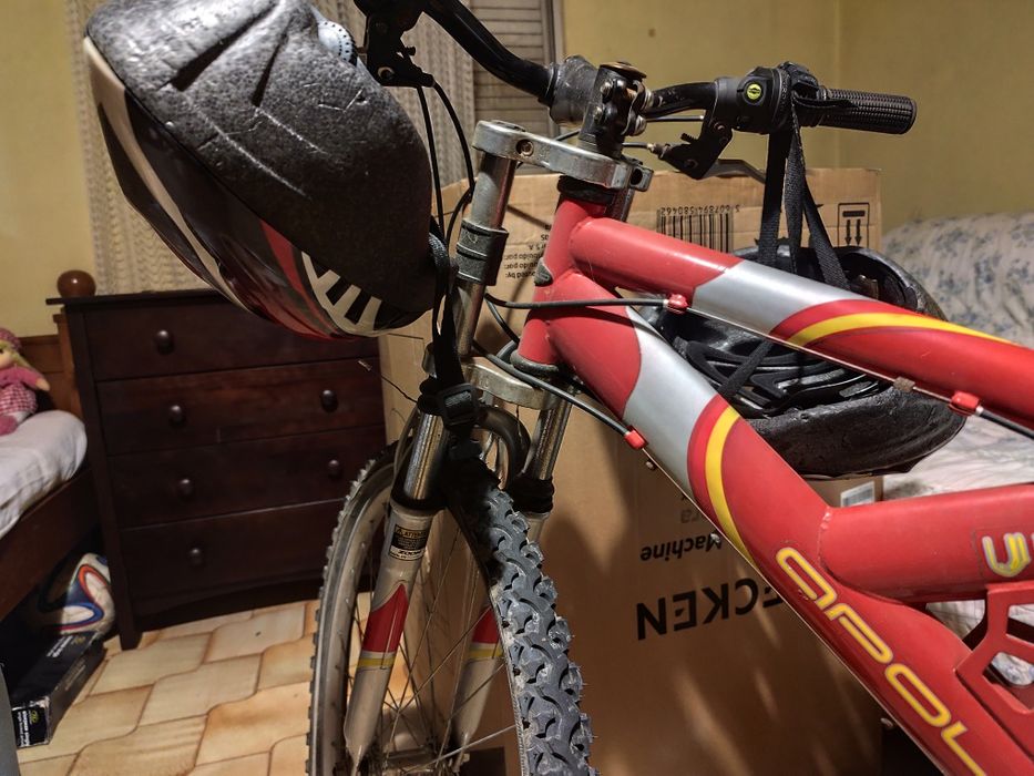 Bicicleta usada com dois capacetes