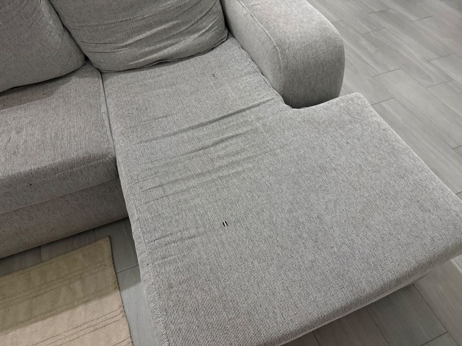 Sofá Cinza bastante cómodo