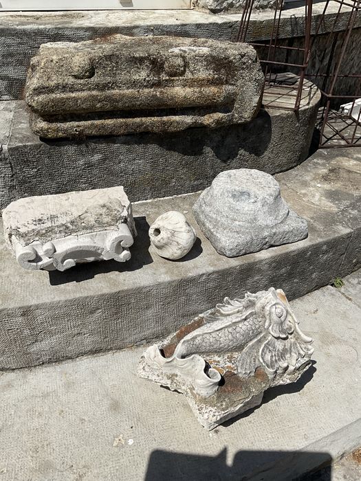 pedra esculpida antiga