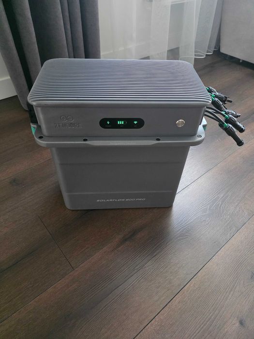 Балконна сонячна електростанція Zendure SolarFlow (2 кВт·год, до 4 панелей)