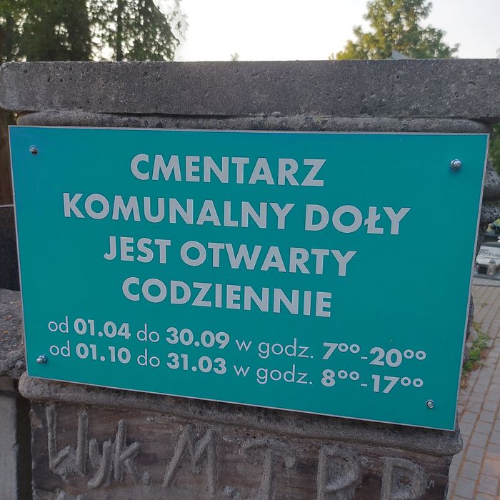 Plac na cmetarzu