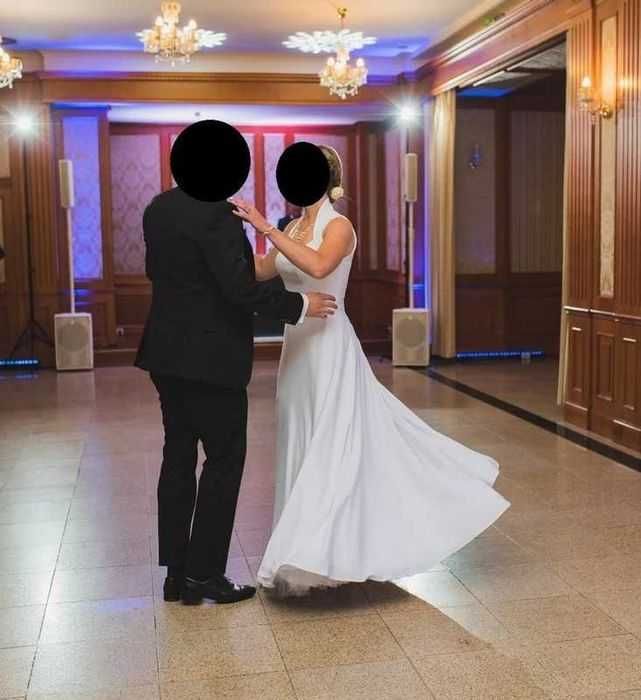 Biała gładka klasyczna suknia ślubna