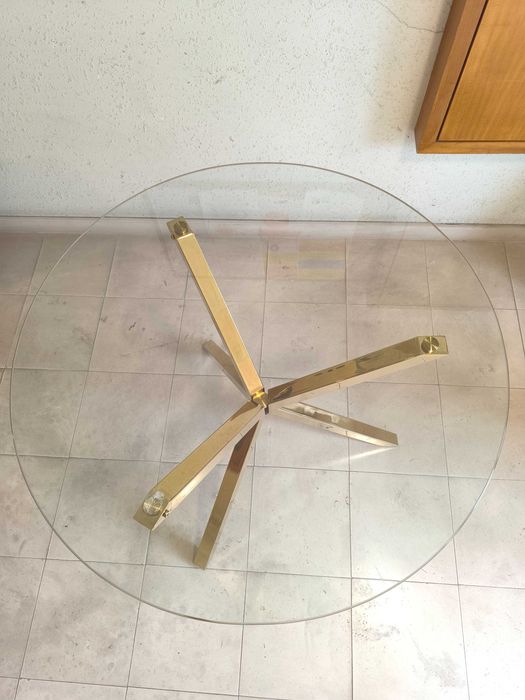 Mesa redonda com tampo em vidro