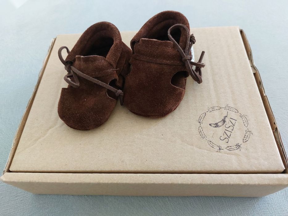 Sandały mokasyny zamszowe z wycięciem niechodki Sziszi chrzest sesja