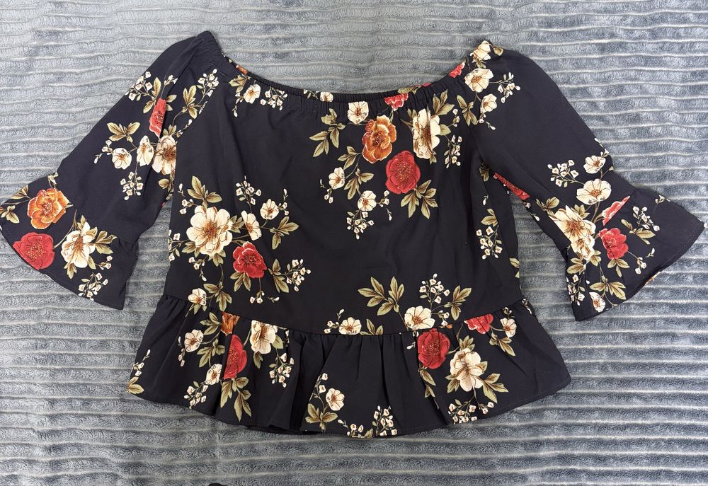 Блуза жіноча розмір S-M з відкритими плечима