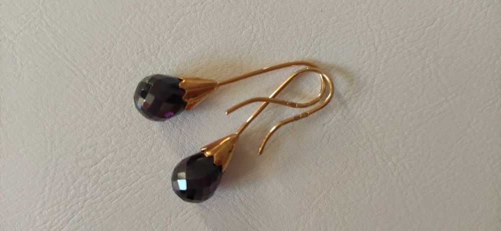 Brincos prata dourada com pendentes violeta