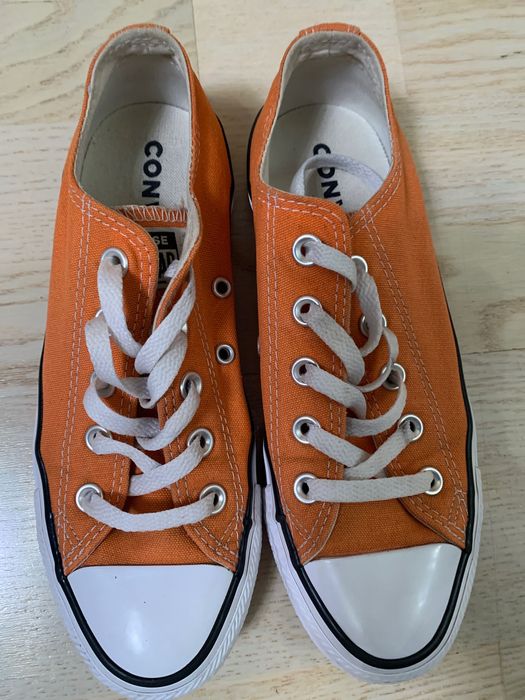 Кроссовки фирмы «Converse”