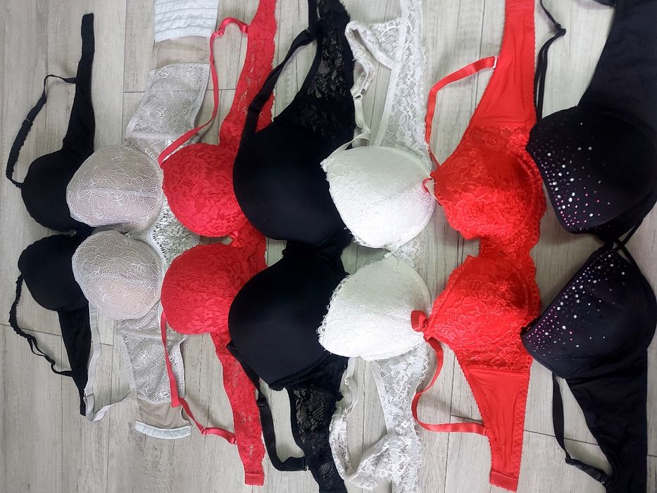 Бюстгальтер.  Жіноча білизна.