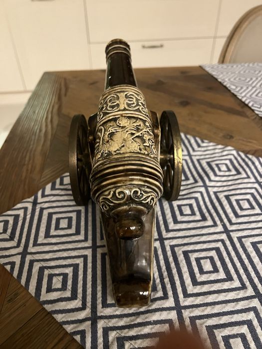 Бутилка в вигляді пушкі